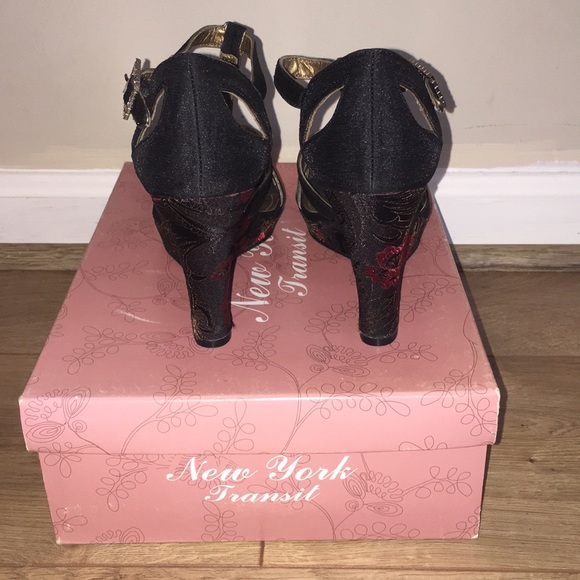 Caged Chinese style buckled wedge heel - Picture 4 of 7